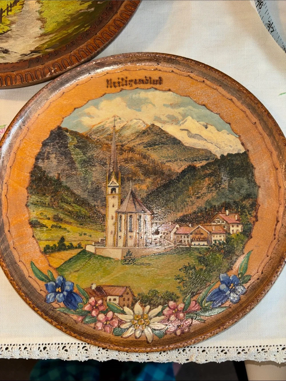 EUC VINTAGE Set of three hand-painted wooden souvenir wall plates featuring Al